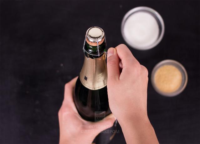 Šampaňské koktejly. Champagne želé: open bottle
