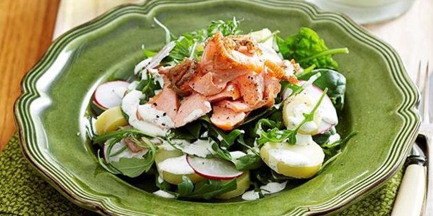 Saláty s rybami: Bramborový salát s pstruhem
