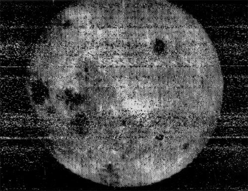 První snímek strana Měsíce