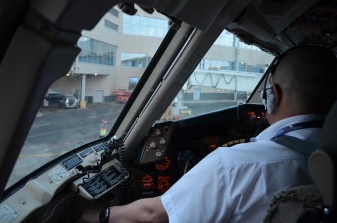 Andrew Gromozdin pilot "Boeing", potlesk cestujících