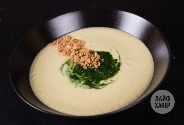 Krémová polévka z květáku: přidejte špenát a arašídy