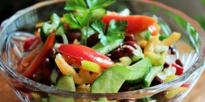 Salát s okurky, rajčata, papriky a fazole