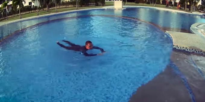 Při přesouvání dítěte mírně zvedne jeho hlavu nad vodou
