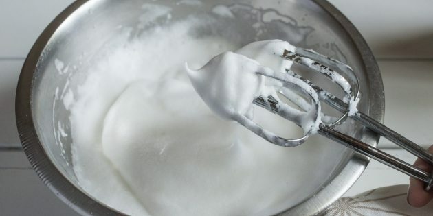 Neobvyklá míchaná vejce: recept. Vaječné bílky ušlehejte při maximální rychlosti šlehače do pěny.