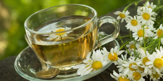 Zdravé nápoje před spaním: heřmánkový čaj
