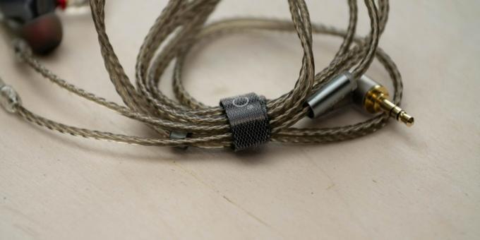FiiO FH5: kabel je silnější, ale neméně příjemné na dotek