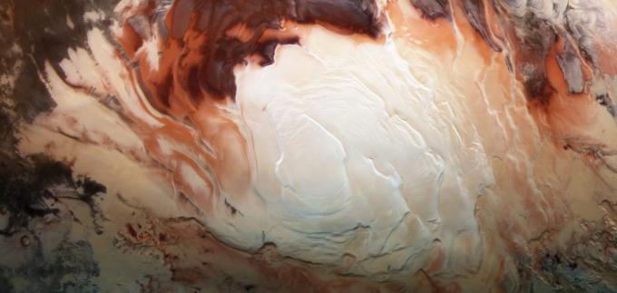 Voda na Marsu existuje v kapalném a pevném stavu