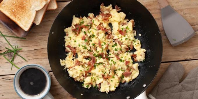 Míchaná vejce se slaninou, smetanou a sýrem: snadný recept
