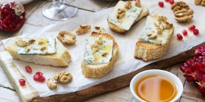 Bruschetta s modrým sýrem, ořechy a medem