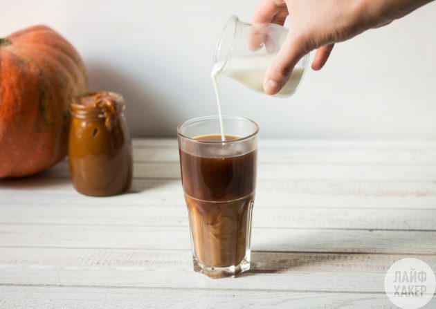 Pumpkin Latte: Nalijte kávu a mléko