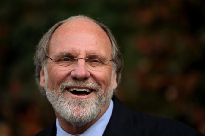 Jon Corzine (Jon Corzine), bývalý ředitel Goldman Sachs a MF Global