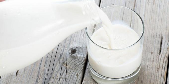Zdravé nápoje před spaním: teplé mléko