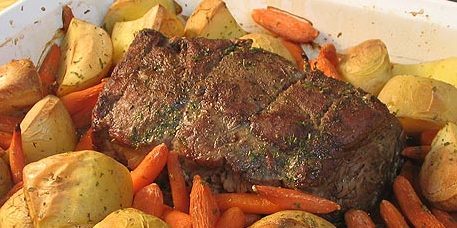 Jak vařit hovězí maso v troubě: pikantní hovězí maso s brambory a mrkev