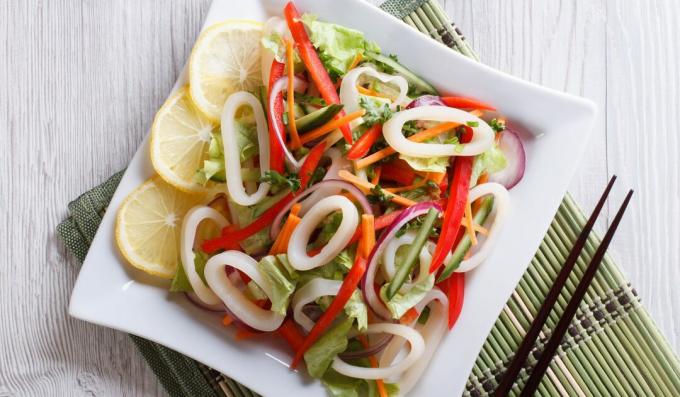 Jednoduchý salát s chobotnicí a zeleninou