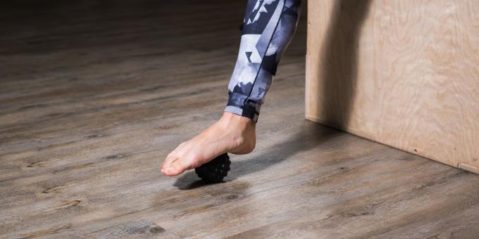 Cvičení pro ploché nohy: Masážní míček