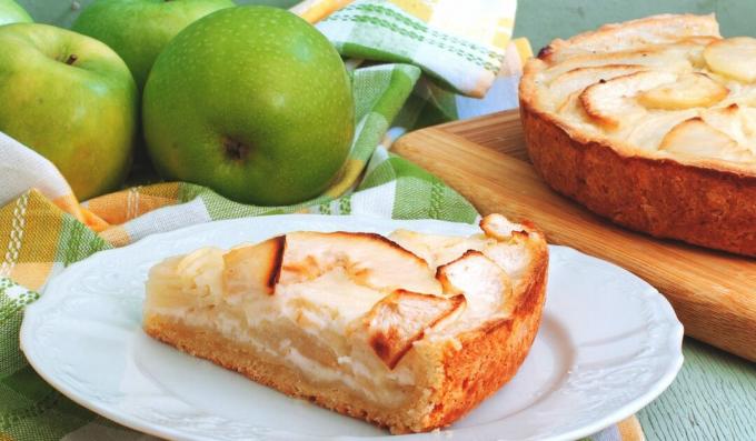 Tsvetaevsky jablečný koláč se zakysanou smetanou