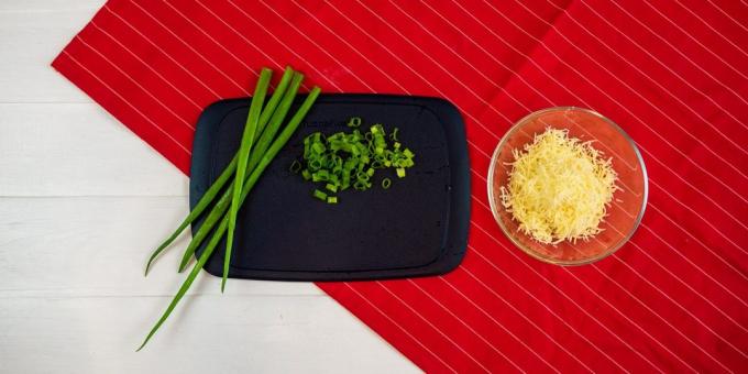 Quiche recept s kuřecím masem a houbami: Připravte sýr a zeleninu