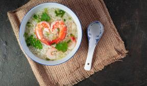 Thajská rýžová polévka s krevetami