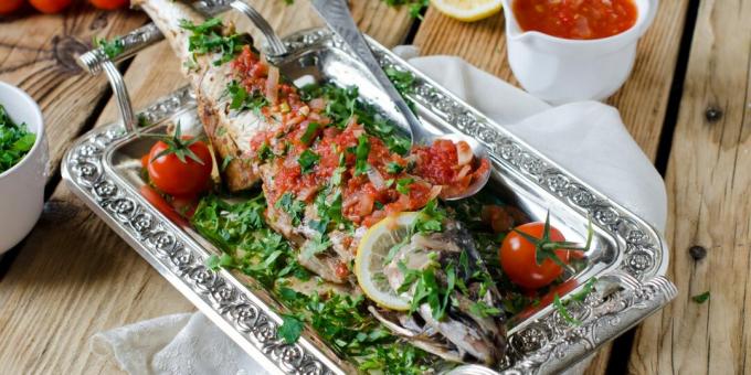 Jak vařit makrely v troubě s rajčatovou omáčkou: jednoduchý recept