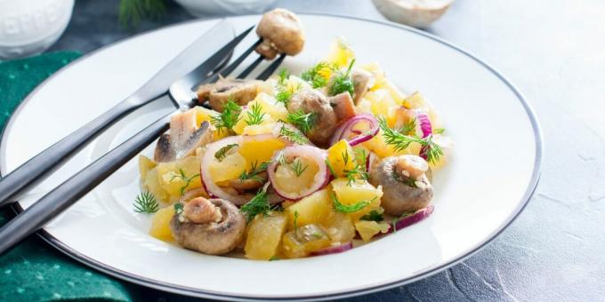 Salát s nakládanými houbami a bramborami