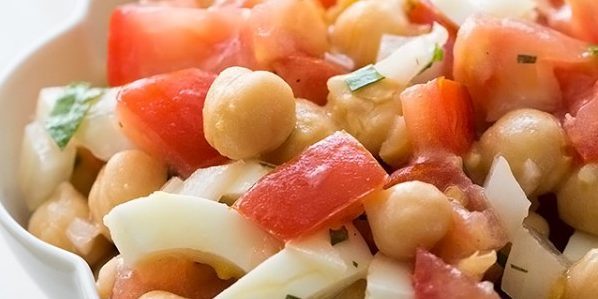 Salát s vajíčky, rajčaty a cizrnu