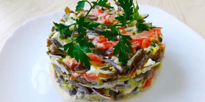 Recepty: Marine zelný salát s lososem, vejce a okurky