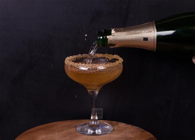 Apple koktejl se šampaňským: Smíchejte šťávu a šampaňské