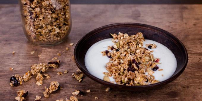 Ultra rychlá granola na pánvi s brusinkami a semínky