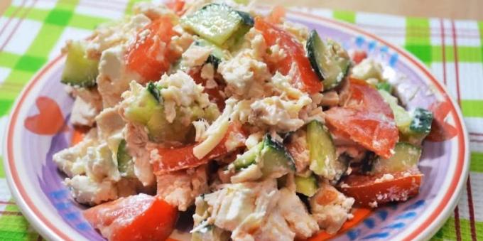 Saláty bez majonézy: salát s kuřecím masem, sýrem feta, rajčaty a okurkou