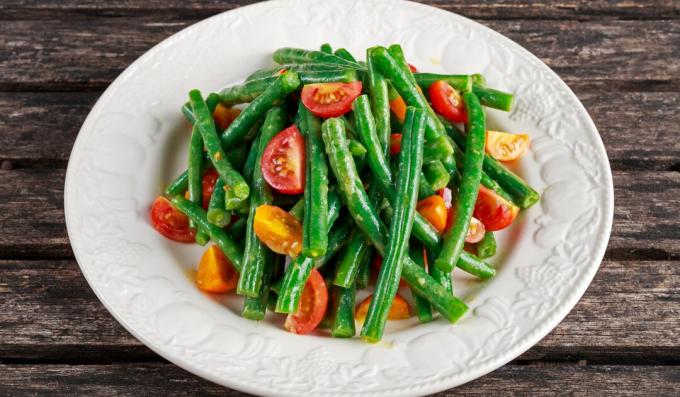 Salát se zelenými fazolkami, rajčaty a aromatickými bylinkami