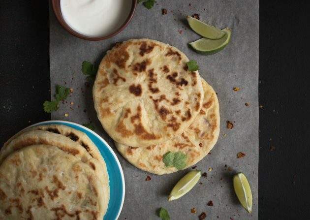 Restujte indické Naan Tortilly s náplní tvarohu