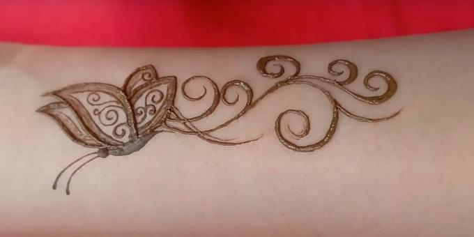 Ručně kreslená motýl Henna: přidejte kudrlinky