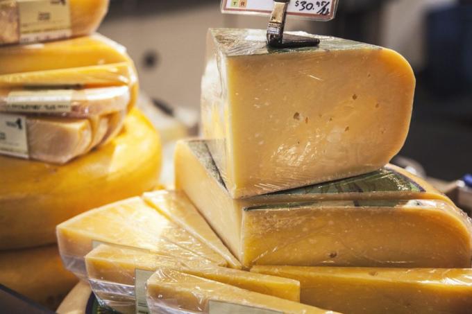 Sýr obsahuje kasein a nutí nás chtějí znovu a znovu užívat