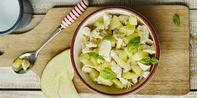 Recepty s jablky, salát s jablky a kuřecím masem