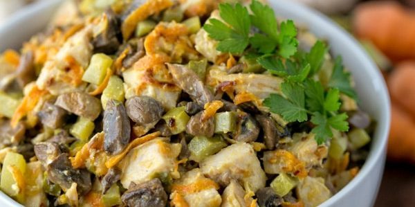 Salát z pečených mrkev, kuřecí maso, houby a okurky