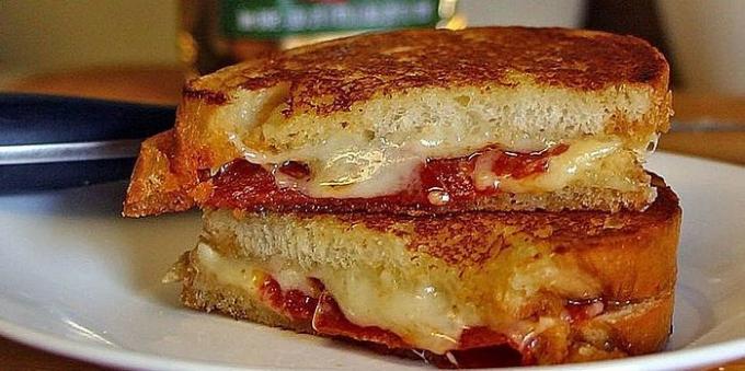 Recepty na grilu: sendviče se sýrem a klobásou