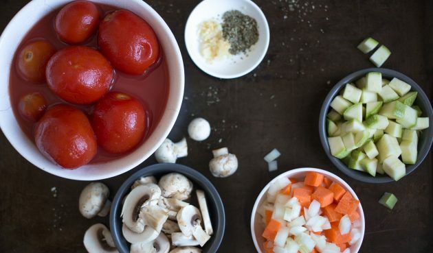 Nakrájejte zeleninu na fazolové ragú na jakékoli velké kousky