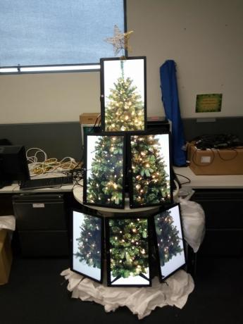 Vánoční strom z monitorů