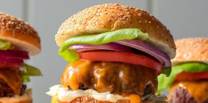 Recepty pro grilování: hamburgery s hovězí kotlety