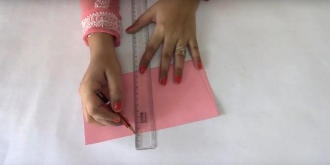 Fold růžový list papíru na polovinu