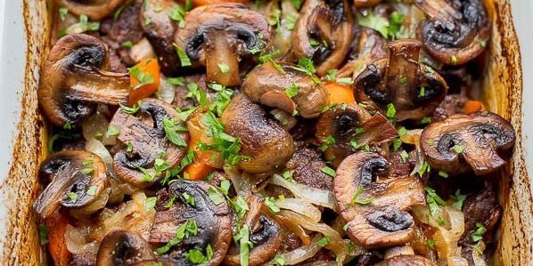 Jak vařit hovězí maso v troubě: hovězí maso se zeleninou a houbami ve víně