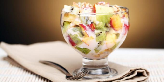 Ovocný salát s jogurtem a sušenkami