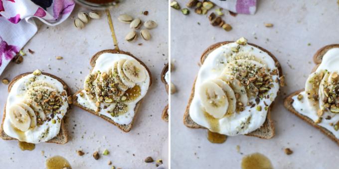 Co vařit k snídani: toast s tvarohem, banánem a pistácie