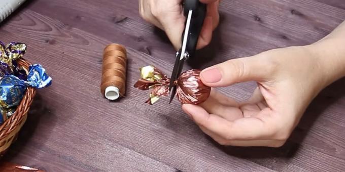 Jak si vyrobit kytici bonbónů vlastními rukama: zabalte bonbóny