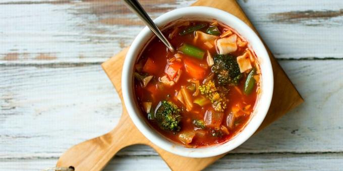 zeleninové polévky: rajče polévka s brokolice, zelí a zelených fazolí
