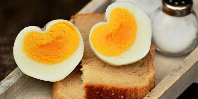 Vařená vejce se zakysanou smetanou a chlebem - chutná a levná