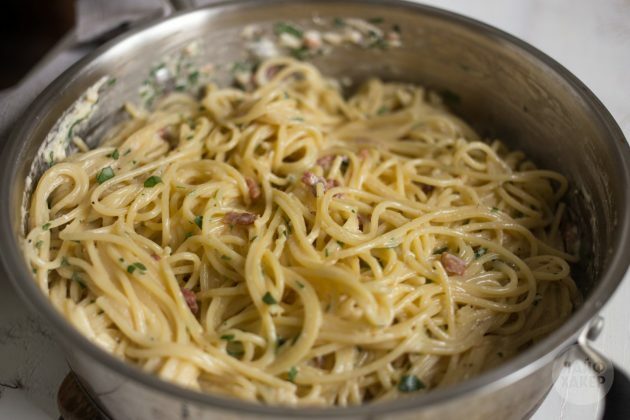 Jak připravit těstoviny carbonara: do špaget přidejte omáčku, slaninu a bylinky