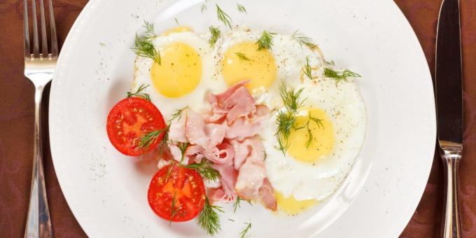 Smažená vejce s cibulkou, sýrem a bylinkami: snadný recept