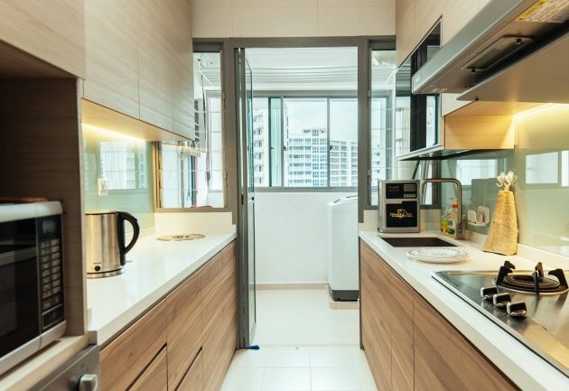 Malá kuchyně design: lesklé zrcadla a nábytek