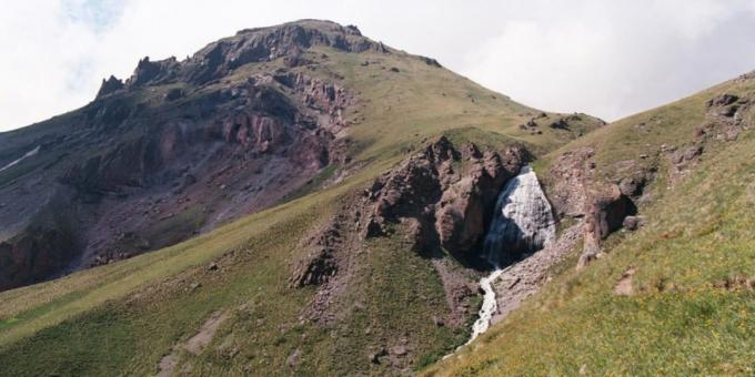 Odpočiňte si v této oblasti Elbrus: Maiden prýmky vodopádem a observatoře na vrcholu Terskol